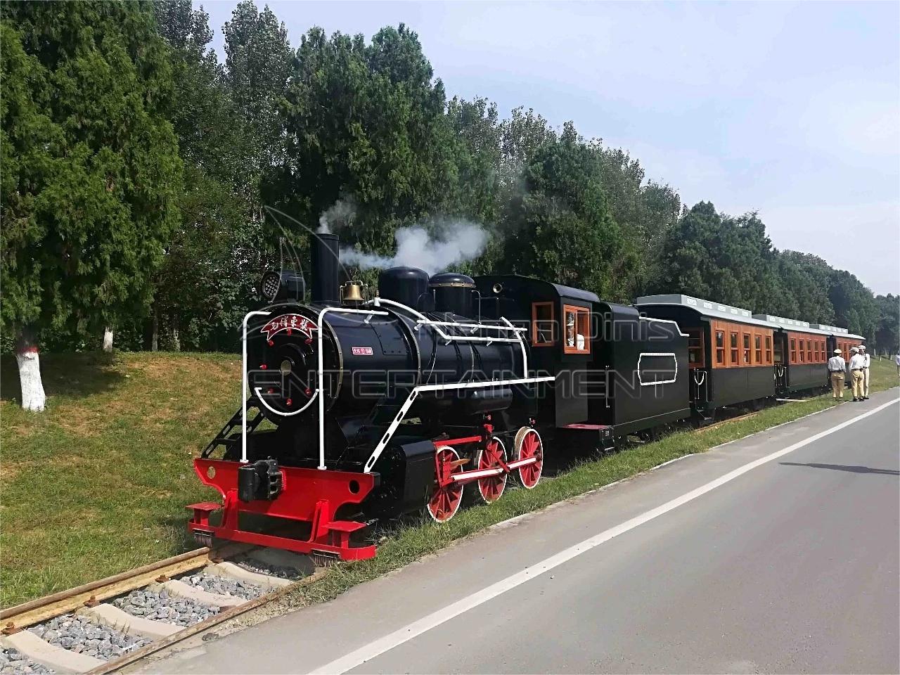 Большой старинный железнодорожный поезд
