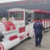 Красно-белый новый дизельный безрельсовый поезд